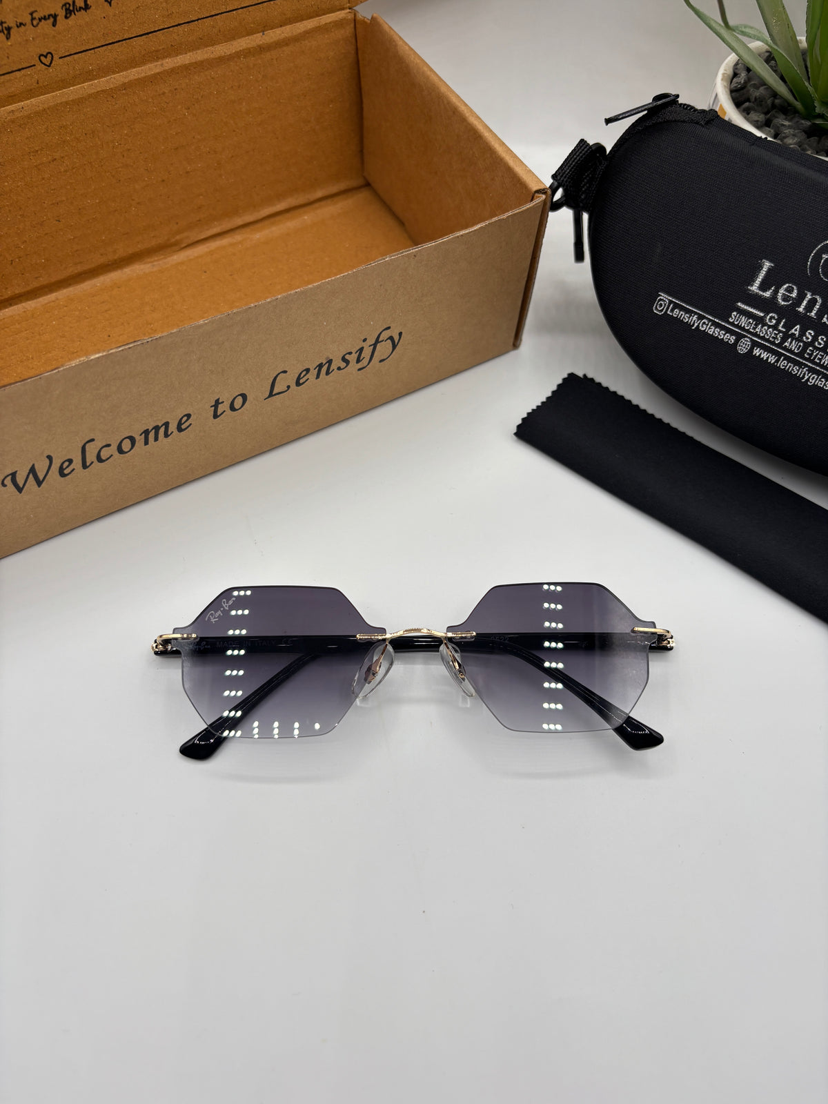 AURELIA RIMLESS